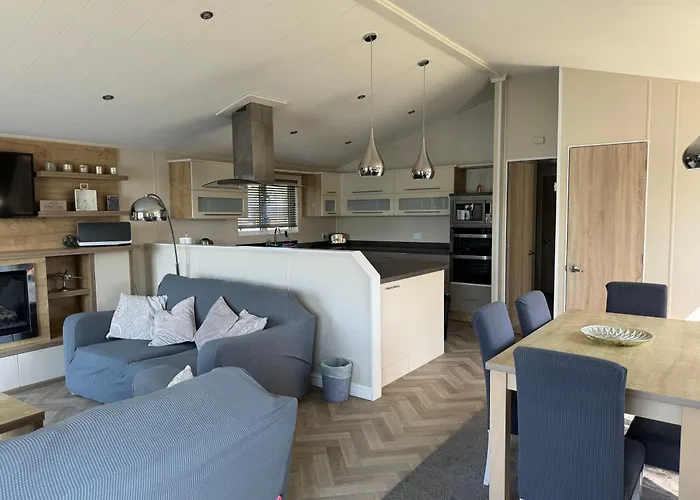 Fable Lodge Tattershall Lakes - Luxury Lakeside Lodge With Hot Tub