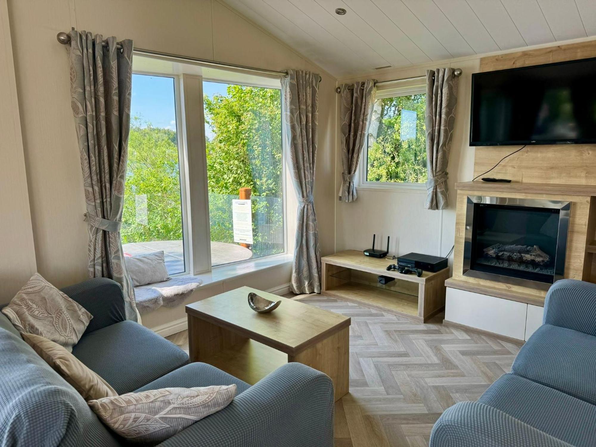 Дом отдыха Fable Lakes - Luxury Lakeside With Hot Tub