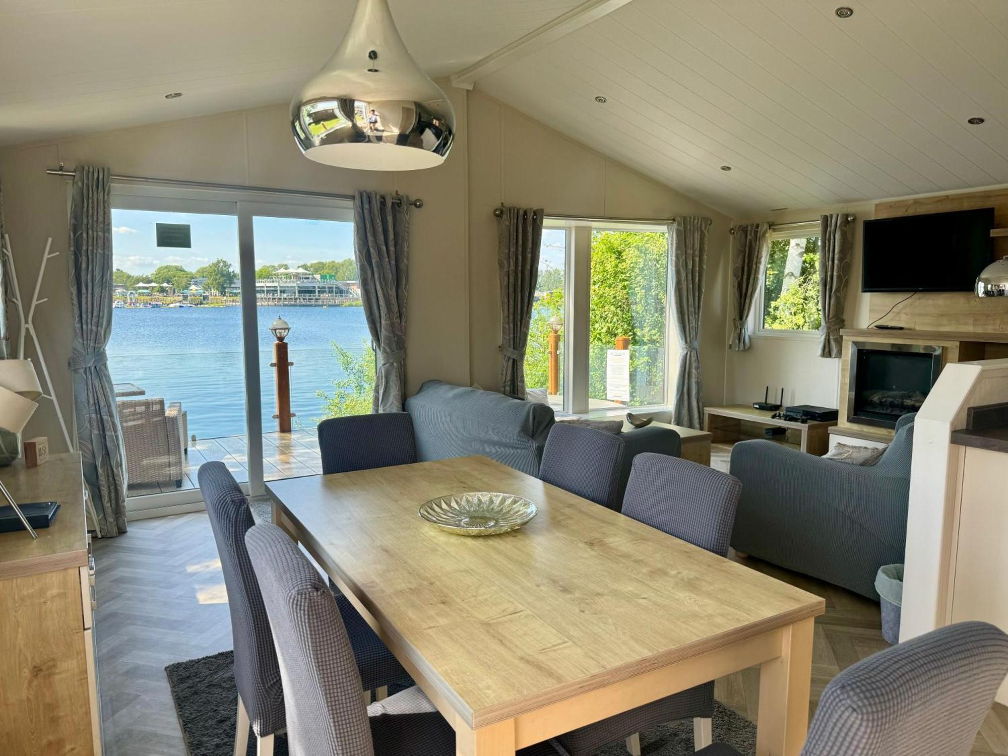 Дом отдыха Fable Lakes - Luxury Lakeside With Hot Tub Таттершолл