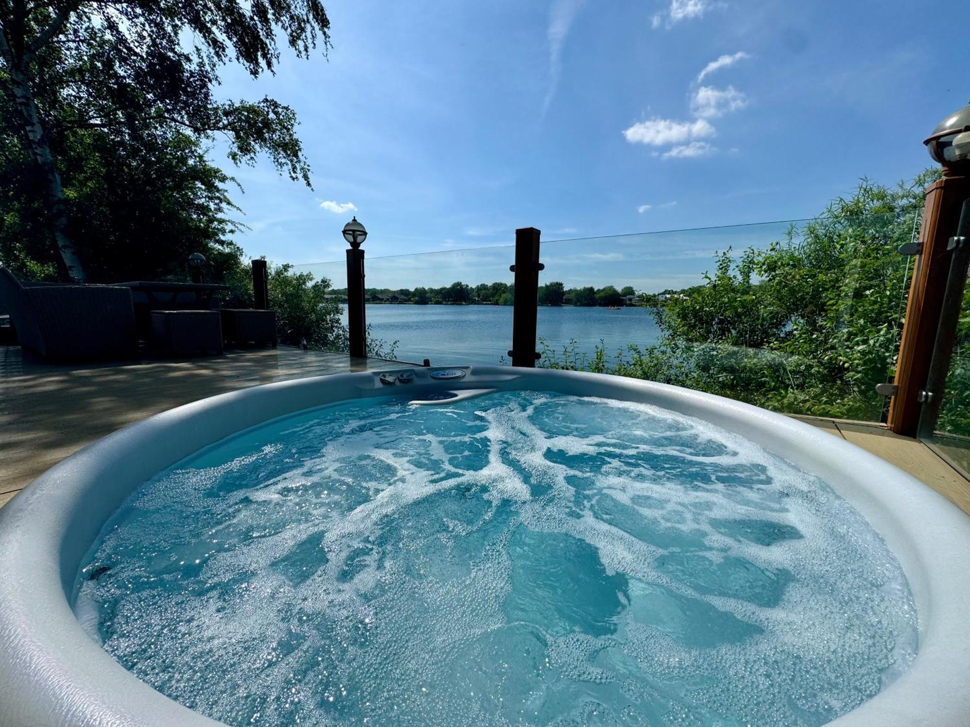 Fable Lakes - Luxury Lakeside With Hot Tub *